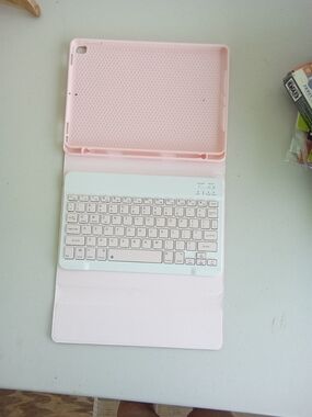 Pink Checkered Bluetooth Keyboard Case for iPad 10.2 / 10.5 Inch